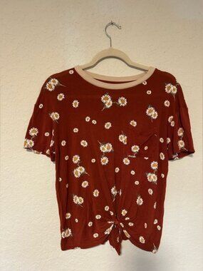 70’s Retro Revival Women’s Daisy Print Knot-Front Tee - Rust Size M